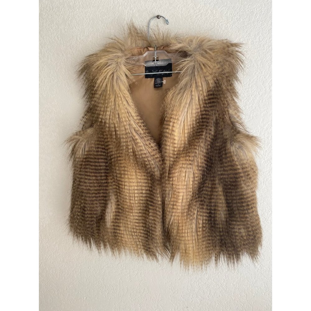 Women’s Daytrip Faux Fur Vest with hook and eye closure size M